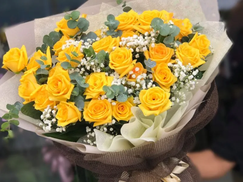hoa hong vang co y nghia gi kham pha thong diep cua sac hoa ruc ro
