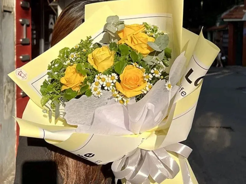hoa hong vang co y nghia gi kham pha thong diep cua sac hoa ruc ro