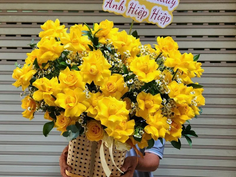 hoa hong vang co y nghia gi kham pha thong diep cua sac hoa ruc ro